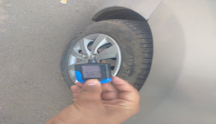 2011 Hyundai Eon SPORTZ, Petrol, Manual, 64,667 km, tyre