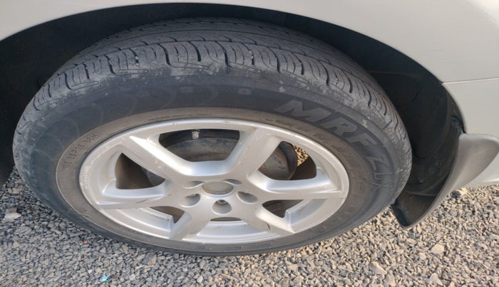 2013 Volkswagen Vento HIGHLINE 1.6 MPI, Petrol, Manual, 1,07,385 km, tyre