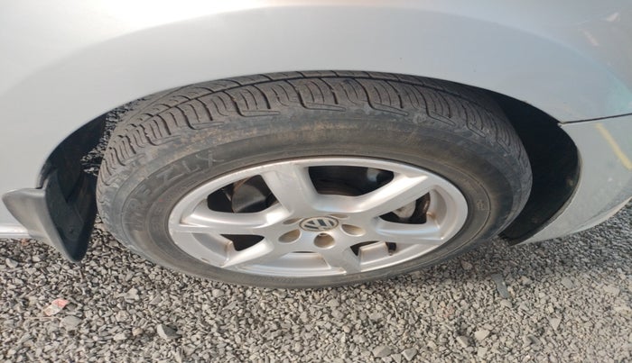 2013 Volkswagen Vento HIGHLINE 1.6 MPI, Petrol, Manual, 1,07,385 km, tyre