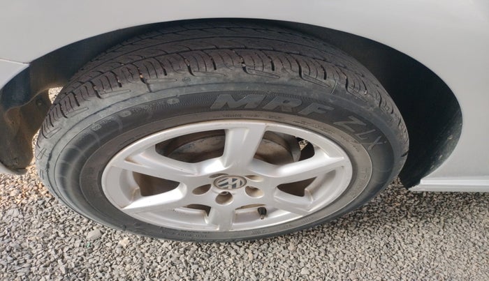 2013 Volkswagen Vento HIGHLINE 1.6 MPI, Petrol, Manual, 1,07,385 km, tyre