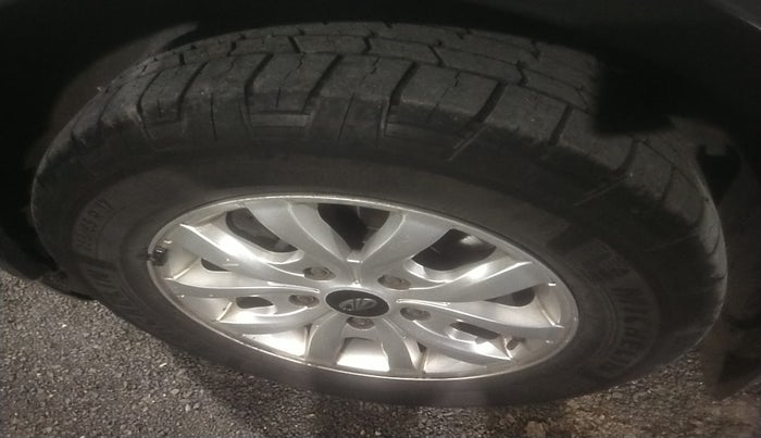 2016 Mahindra XUV500 W10, Diesel, Manual, 1,98,270 km, tyre