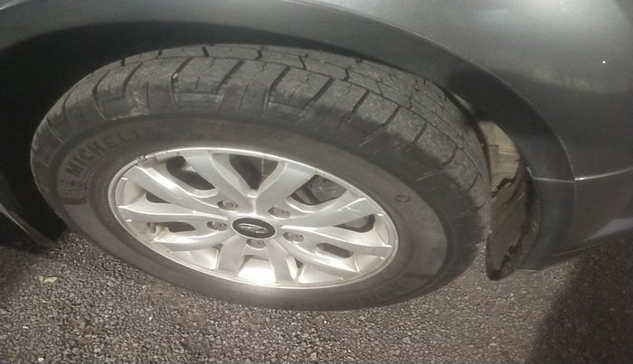 2016 Mahindra XUV500 W10, Diesel, Manual, 1,98,270 km, tyre