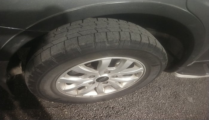 2016 Mahindra XUV500 W10, Diesel, Manual, 1,98,270 km, tyre