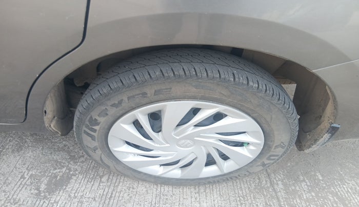 2021 Maruti Ertiga VXI SHVS, Petrol, Manual, 1,16,864 km, tyre