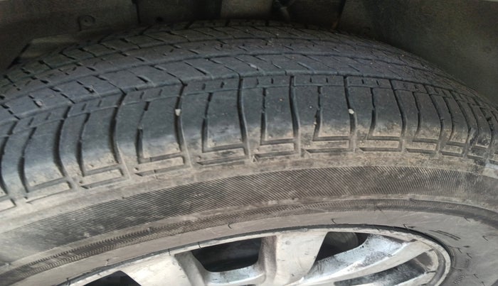 2017 Mahindra XUV500 W10 AT, Diesel, Automatic, 1,67,107 km, tyre
