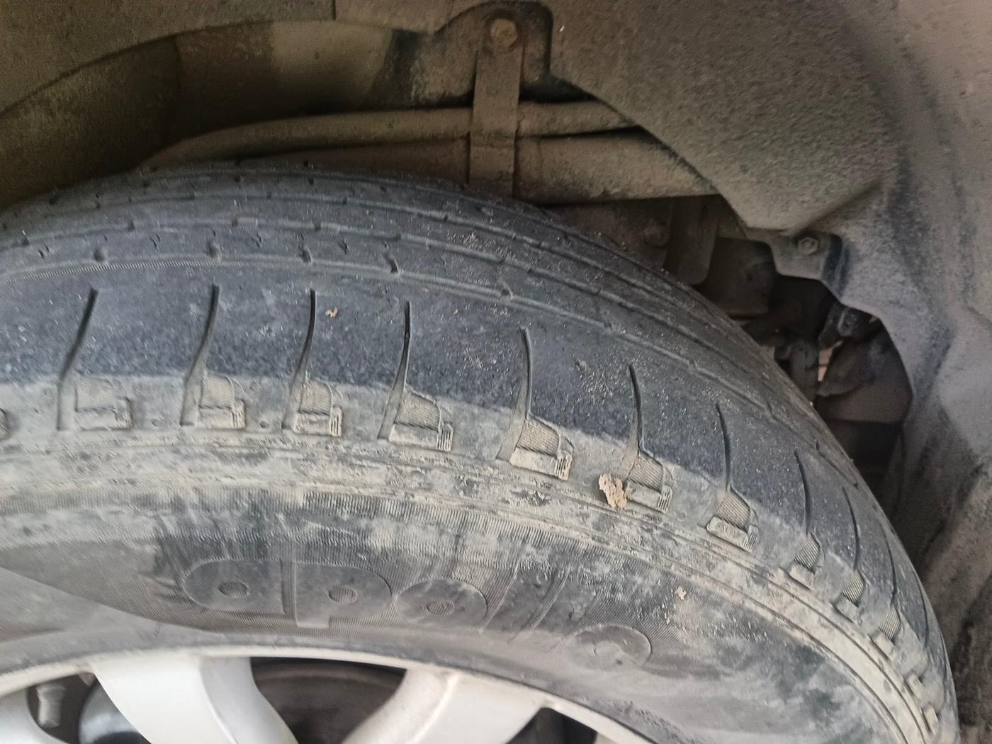 2017 Mahindra XUV500 W10 AT, Diesel, Automatic, 1,67,308 km, tyre