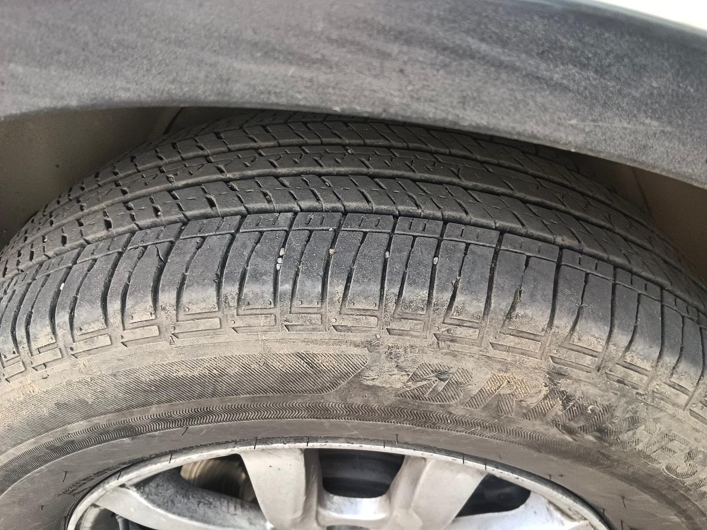 2017 Mahindra XUV500 W10 AT, Diesel, Automatic, 1,67,308 km, tyre