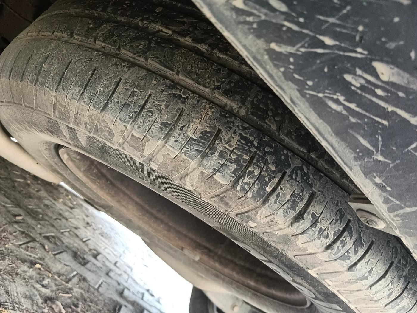 2017 Mahindra XUV500 W10 AT, Diesel, Automatic, 1,67,308 km, tyre