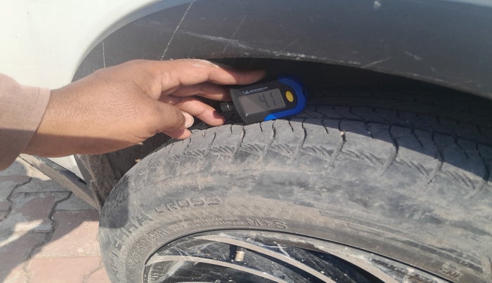 2020 Mahindra XUV300 W4 1.5 DIESEL, Diesel, Manual, 1,12,577 km, tyre