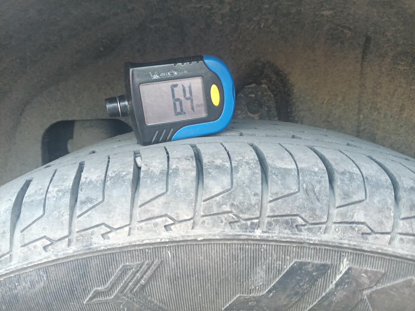 2019 Mahindra XUV300 W8 (O) 1.5 DIESEL, Diesel, Manual, 1,22,819 km, tyre