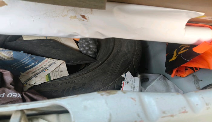 2017 Hyundai Eon ERA +, Petrol, Manual, 43,574 km, tyre