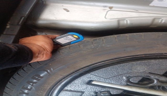 2015 Skoda Octavia AMBITION 2.0 TDI, Diesel, Manual, 1,41,143 km, tyre