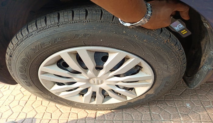 2017 Maruti Dzire VXI AMT, Petrol, Automatic, 41,942 km, tyre