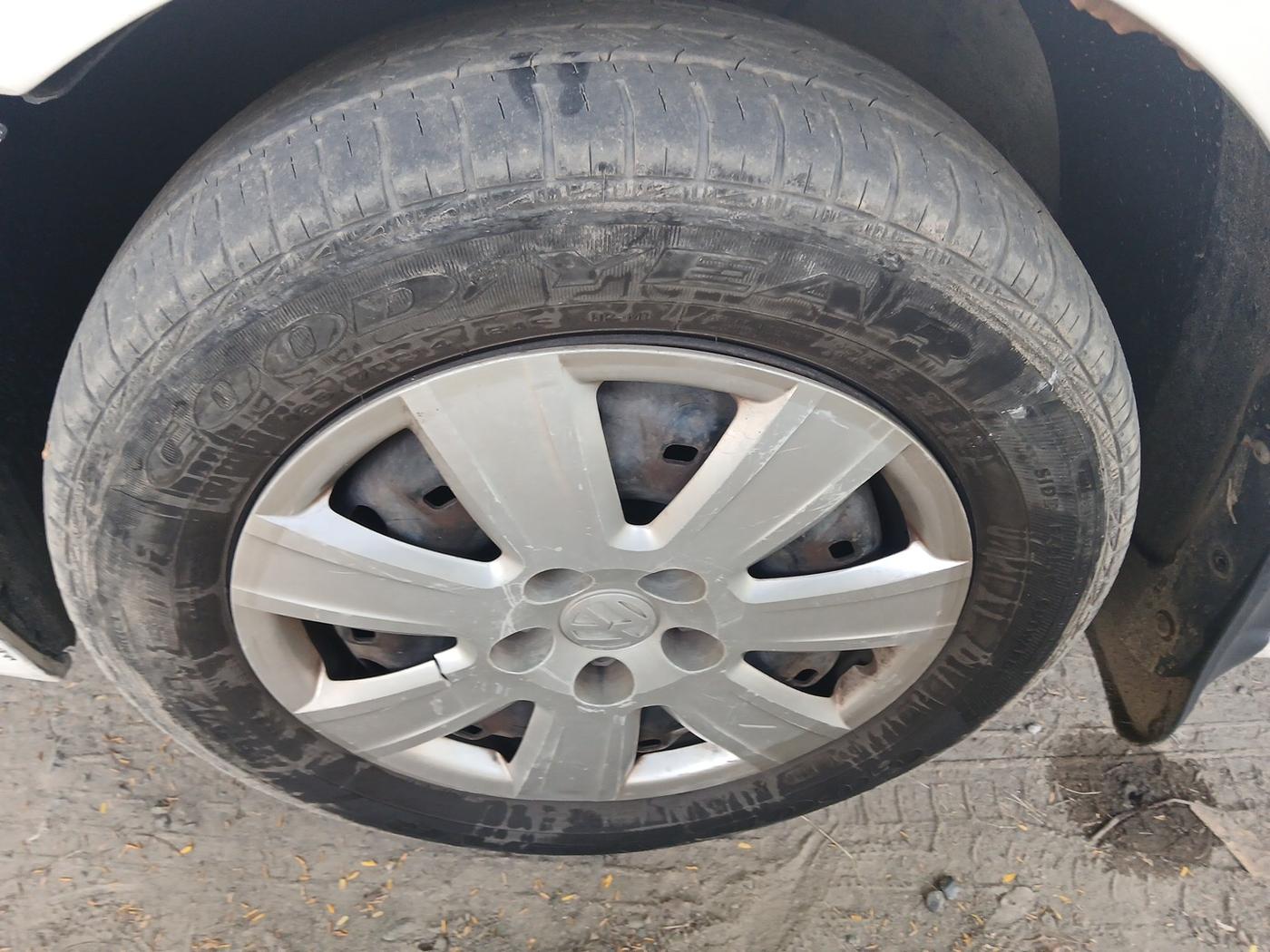 2013 Volkswagen Vento TRENDLINE 1.6, Petrol, Manual, 1,22,125 km, tyre