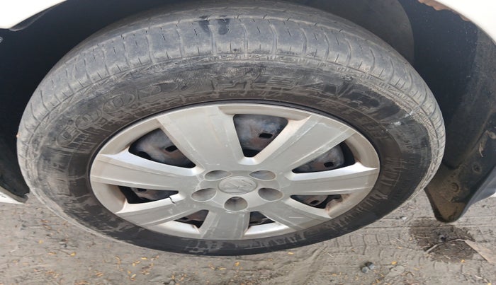 2013 Volkswagen Vento TRENDLINE 1.6, Petrol, Manual, 1,22,125 km, tyre