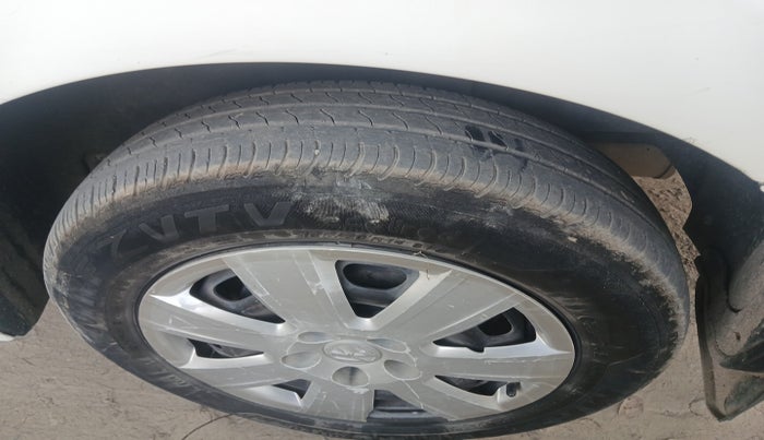 2013 Volkswagen Vento TRENDLINE 1.6, Petrol, Manual, 1,22,125 km, tyre