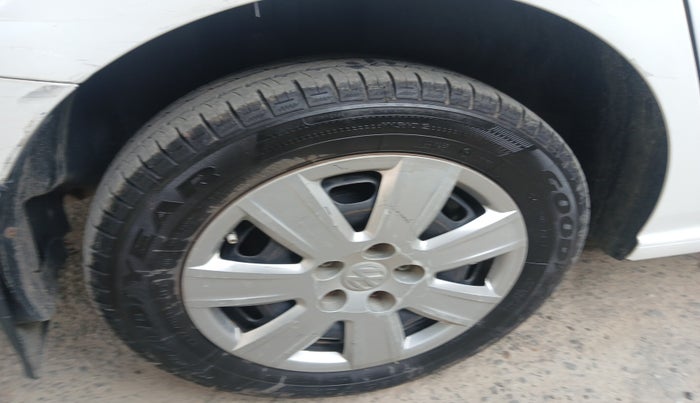 2013 Volkswagen Vento TRENDLINE 1.6, Petrol, Manual, 1,22,125 km, tyre