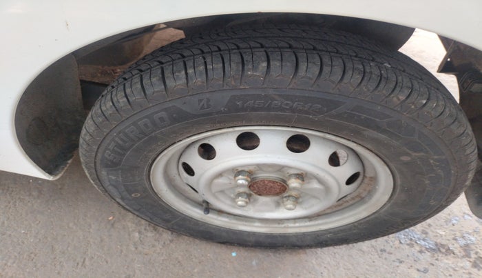 2015 Hyundai Eon ERA +, Petrol, Manual, 49,990 km, tyre