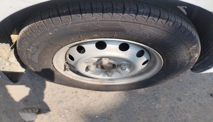 2015 Hyundai Eon ERA +, Petrol, Manual, 49,990 km, tyre