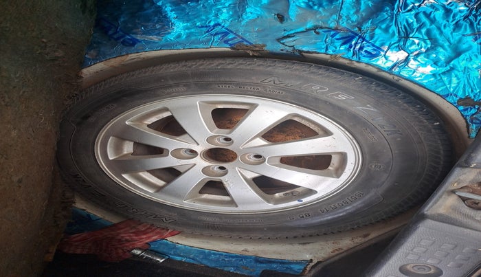 2010 Maruti Swift ZXI, Petrol, Manual, 1,02,621 km, tyre