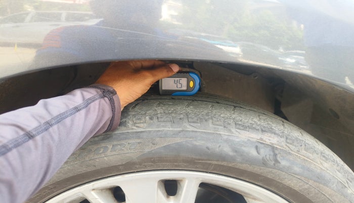 2017 Toyota Innova Crysta 2.4 ZX AT 7 STR, Diesel, Automatic, 1,88,983 km, tyre