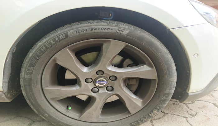 2016 Volvo V40 Cross Country D3, Diesel, Automatic, 86,191 km, tyre