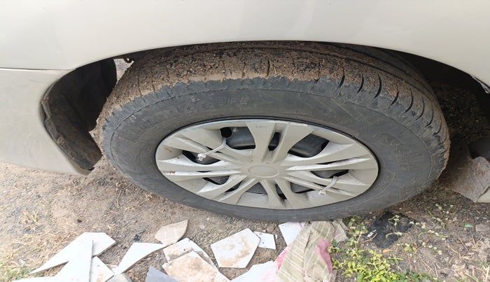 2012 Toyota Innova GX 2.5 8 STR, Diesel, Manual, 2,02,757 km, tyre