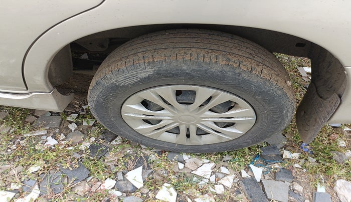 2012 Toyota Innova GX 2.5 8 STR, Diesel, Manual, 2,02,757 km, tyre