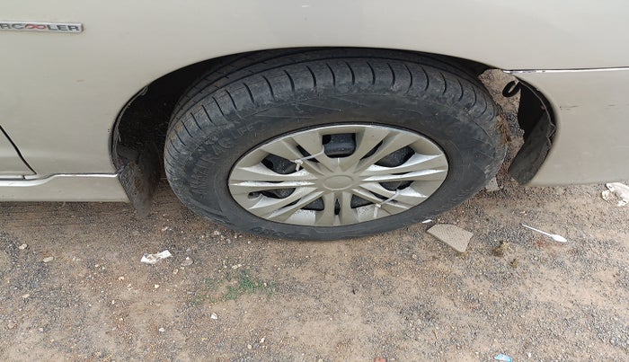 2012 Toyota Innova GX 2.5 8 STR, Diesel, Manual, 2,02,757 km, tyre