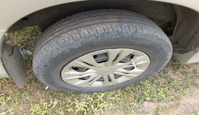 2012 Toyota Innova GX 2.5 8 STR, Diesel, Manual, 2,02,757 km, tyre
