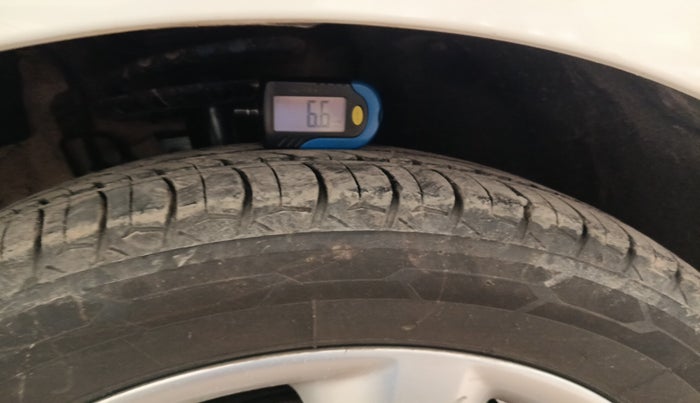 2013 Skoda Rapid ELEGANCE 1.6 MPI MT, Petrol, Manual, 50,306 km, tyre