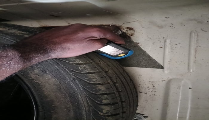 2013 Skoda Rapid ELEGANCE 1.6 MPI MT, Petrol, Manual, 50,306 km, tyre