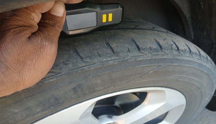 2017 Jeep Compass LONGITUDE 2.0 DIESEL, Diesel, Manual, 1,34,859 km, tyre