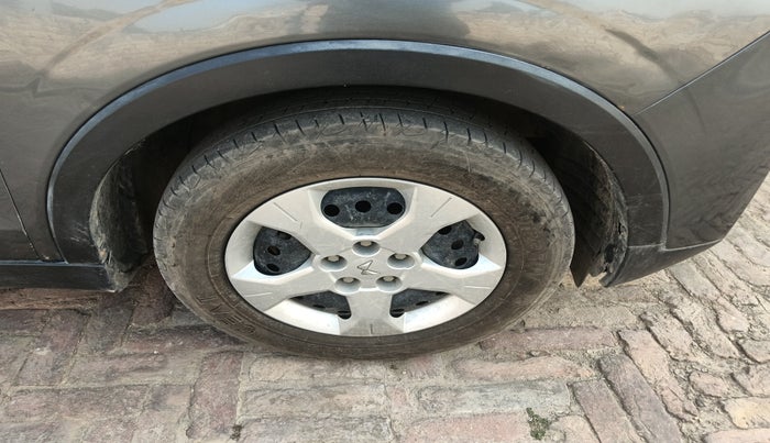 2023 Mahindra XUV300 W6 1.5 Sunroof Diesel, Diesel, Manual, 1,23,205 km, tyre