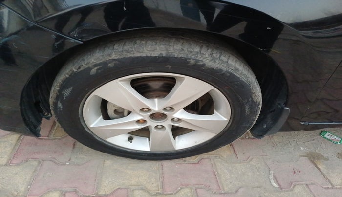 2014 Hyundai New Elantra 1.8 SX MT VTVT, Petrol, Manual, 1,14,529 km, tyre