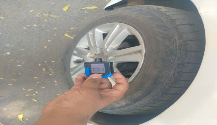 2011 Audi A4 2.0 TDI, Diesel, Automatic, 1,42,218 km, tyre