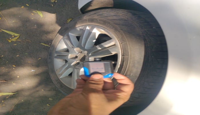 2011 Audi A4 2.0 TDI, Diesel, Automatic, 1,42,218 km, tyre