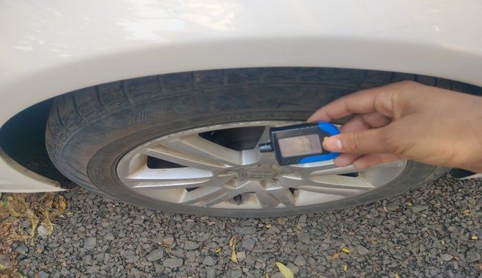 2011 Audi A4 2.0 TDI, Diesel, Automatic, 1,42,218 km, tyre