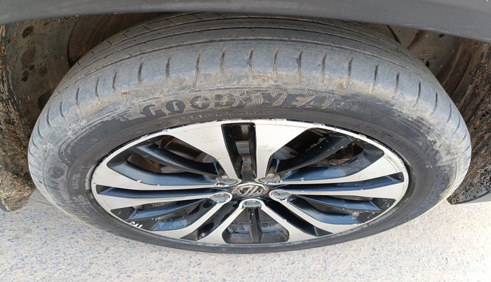 2021 MG HECTOR PLUS SMART 2.0 DIESEL TURBO MT 7-STR, Diesel, Manual, 1,54,460 km, tyre