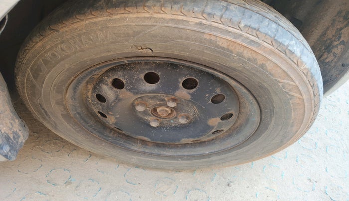 2011 Maruti Swift Dzire LXI, Petrol, Manual, 1,59,261 km, tyre