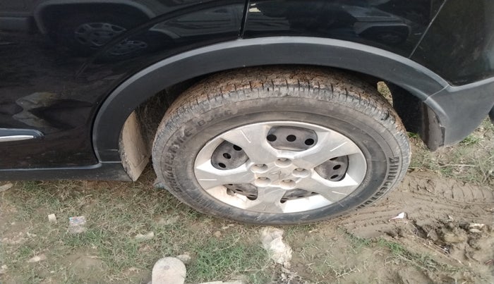 2024 Mahindra XUV300 W6 1.2 PETROL, Petrol, Manual, 28,572 km, tyre