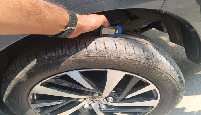 2022 Toyota Innova Crysta 2.7 ZX AT 7 STR, Petrol, Automatic, 31,058 km, tyre