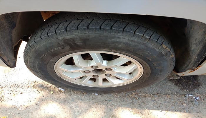 2016 Mahindra TUV300 T8, Diesel, Manual, 1,06,705 km, tyre