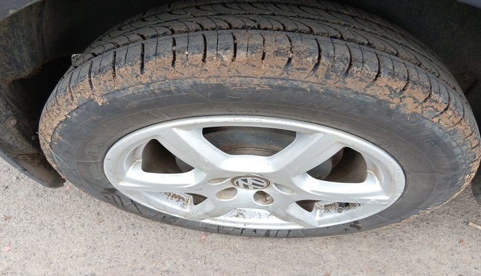 2012 Volkswagen Vento HIGHLINE DIESEL 1.6, Diesel, Manual, 1,67,914 km, tyre