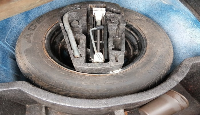 2012 Volkswagen Vento HIGHLINE DIESEL 1.6, Diesel, Manual, 1,67,914 km, tyre