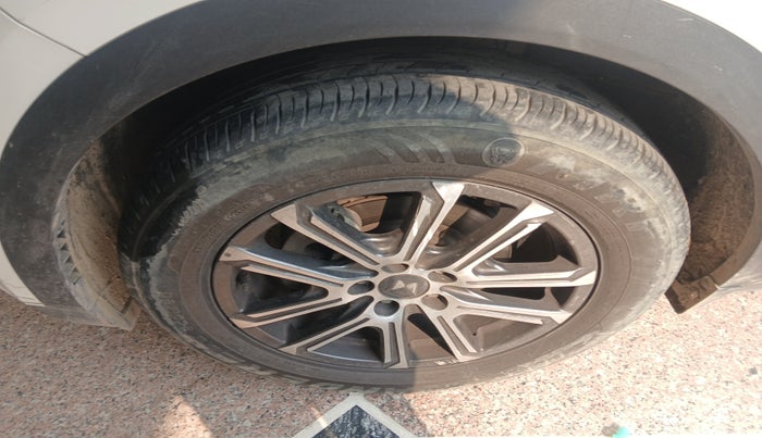 2021 Mahindra XUV700 AX 7 P MT 7 STR, Petrol, Manual, 36,013 km, tyre