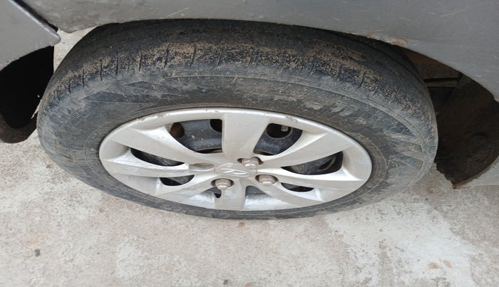 2013 Hyundai Eon MAGNA +, Petrol, Manual, 1,09,800 km, tyre