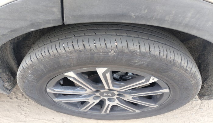 2021 Mahindra XUV700 AX 7 LUXURY P AT 7 STR, Petrol, Automatic, 93,305 km, tyre