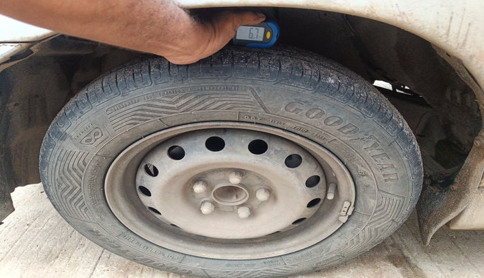 2012 Toyota Innova 2.5 G 8 STR, Diesel, Manual, 1,25,643 km, tyre