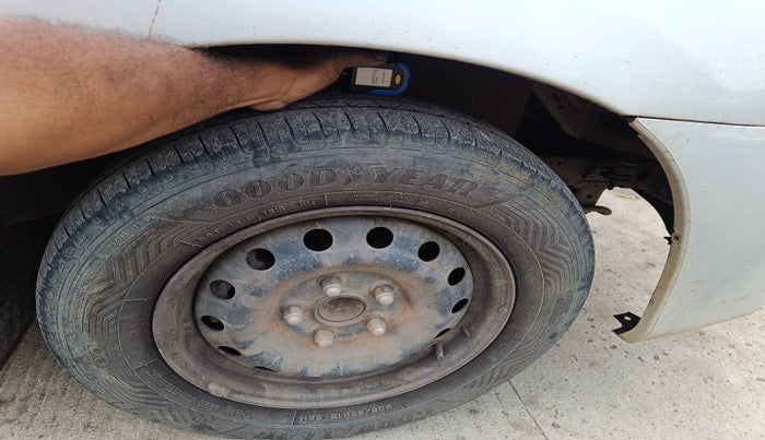 2012 Toyota Innova 2.5 G 8 STR, Diesel, Manual, 1,25,643 km, tyre